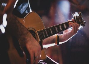 Muzikant speelt op akoestische gitaar