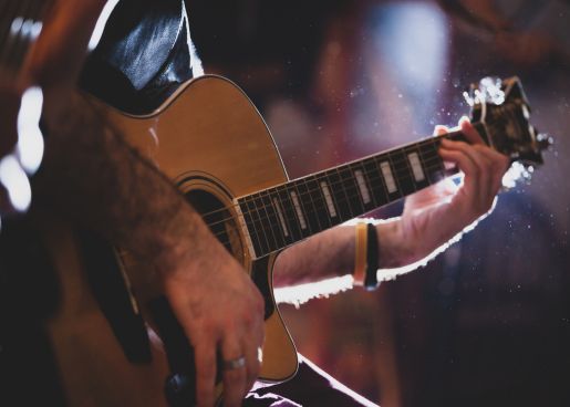 Muzikant speelt op akoestische gitaar